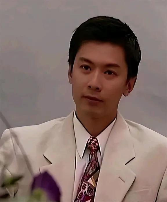豪门贵公子闯荡娱乐圈之：何宝生

何宝生的父亲是坐拥亿万身家的金融界大佬，他是名