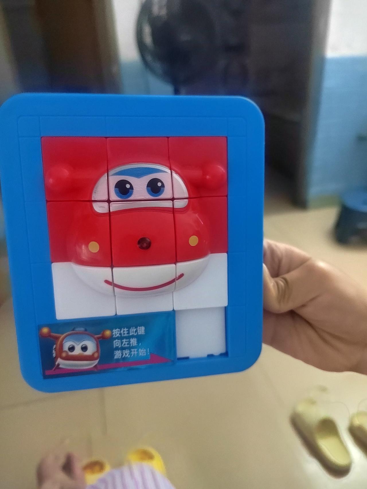 孩子的拼图速度很快