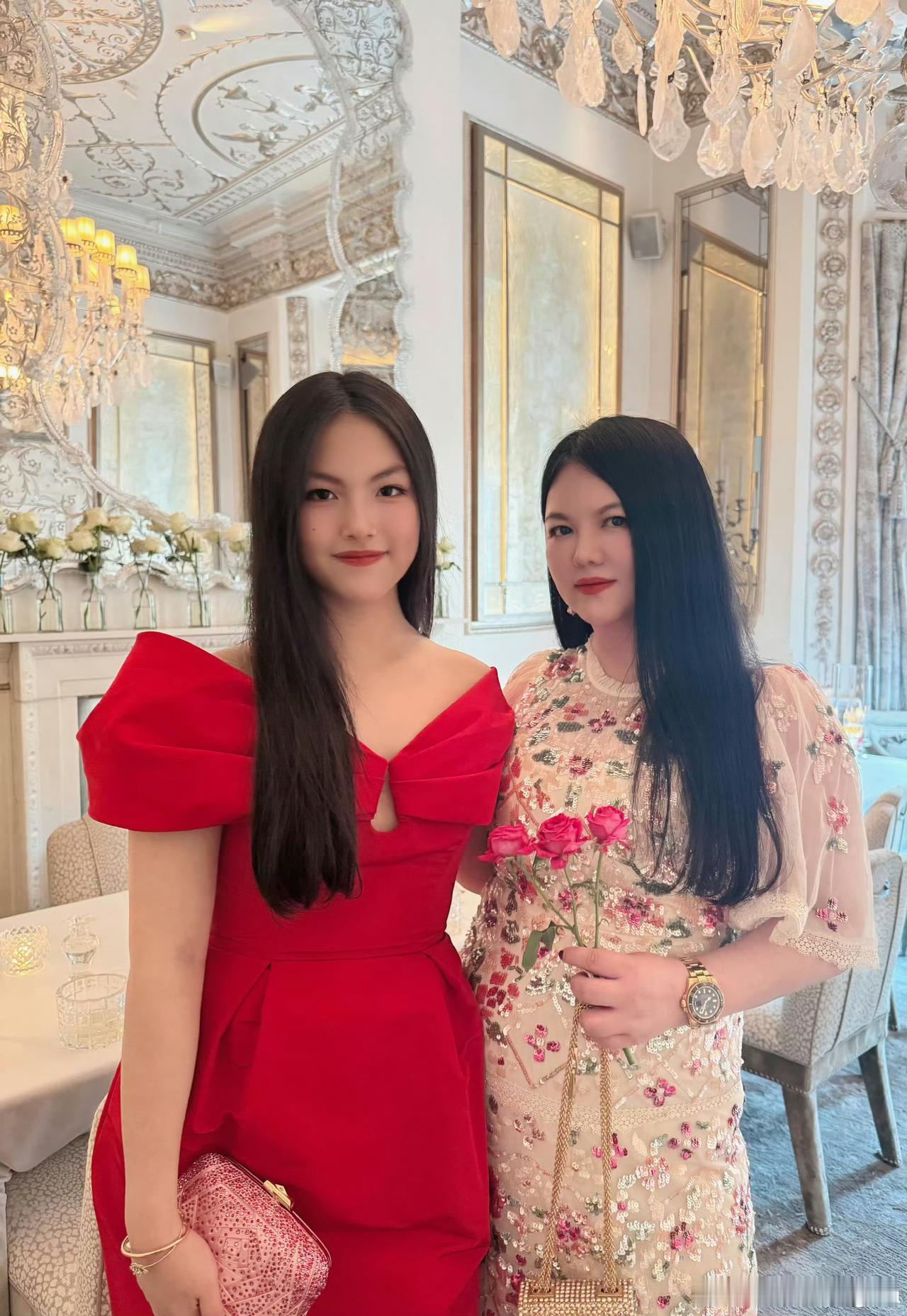 王诗龄发微博庆生，只发了与他妈妈李湘的合照，没有发与父亲王岳伦的合照。王岳伦自己
