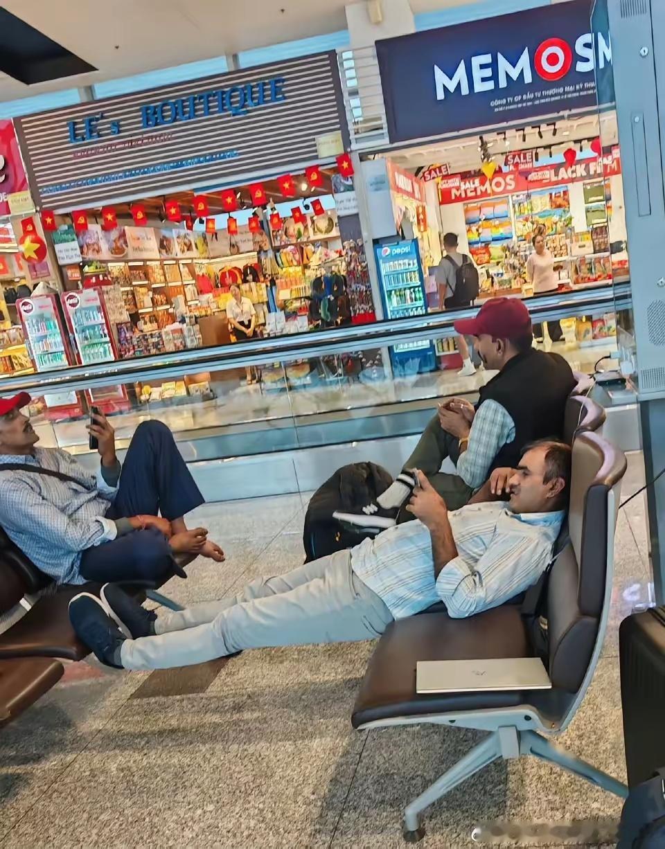 这是越南机场休息大厅的一幕，感觉阿三真是走哪都讨人嫌！   最近阿三又在越南火起