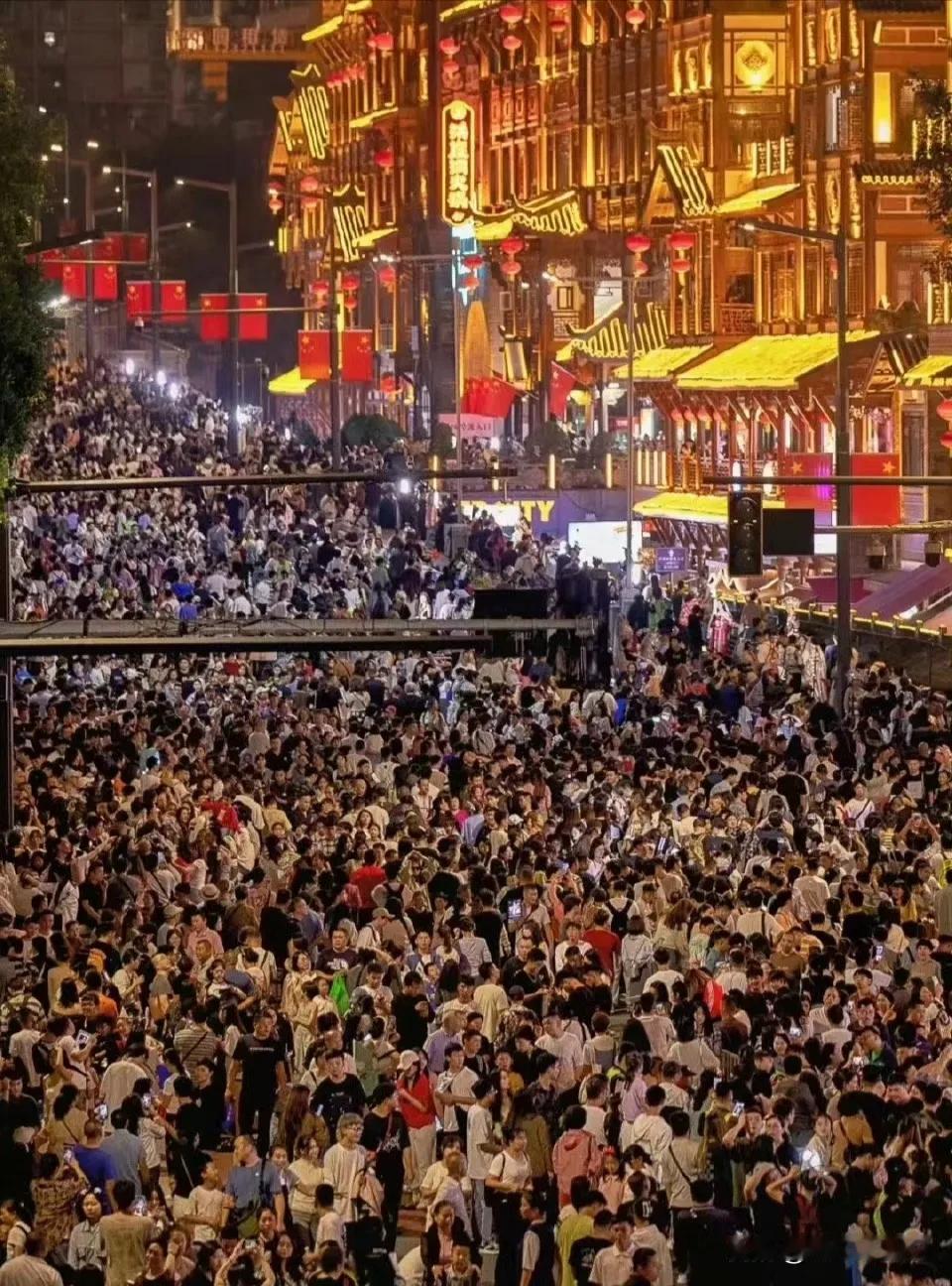 洪崖洞真是很神奇的存在，本地人都说没什么可玩的，可是一到节假日人多到连路都看不清