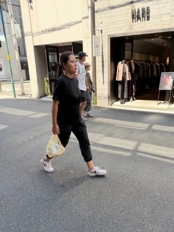 偶遇李嘉格与男友牵手逛街 李嘉格与男友大阪牵手逛街被偶遇！甜蜜牵手画面配上萌萌的