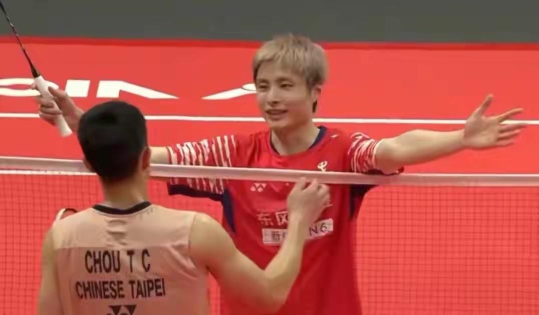 致敬传奇捕天人石宇奇！
石宇奇在总决赛的小组赛拿下了对阵周天成的又一场胜利，这已