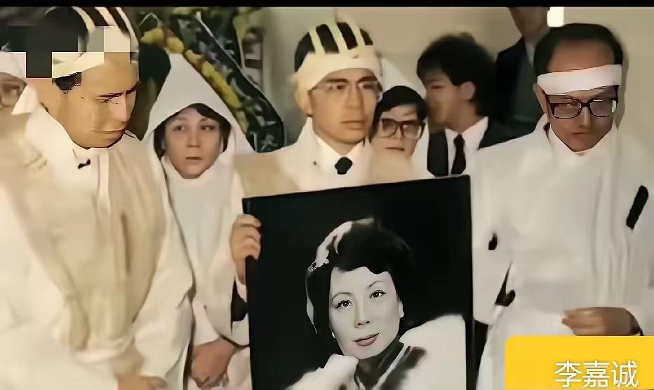 一张旧照，看哭了多少人

昨晚还在跨年，今夜只剩孝服。
1990年，庄月明走得很