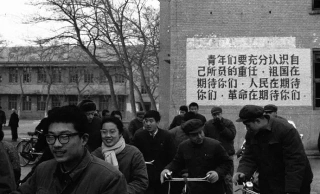 1977年，中国恢复高考。图为在北京高考考点外的标语。 