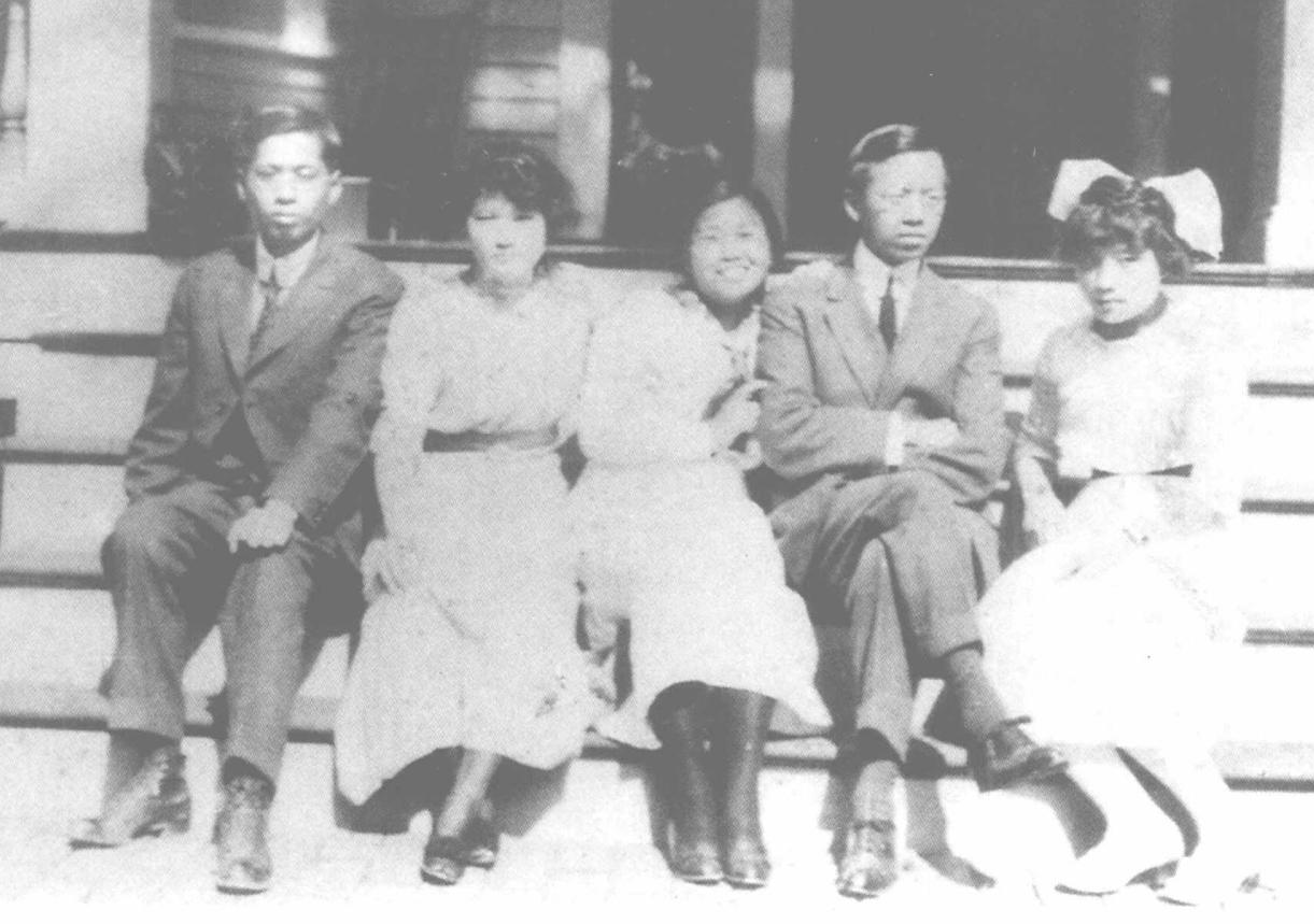 宋庆龄和宋美龄姐妹在美国乔治亚州卫斯理安学院肄业，宋子文和好友竺可桢一起看望她们