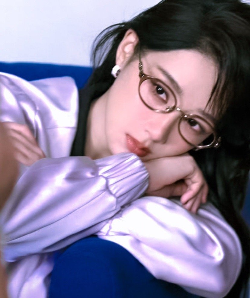 眼镜一戴，今天是“优雅书呆子”模式。📖紫色绸缎和复古镜框，是杨紫的专属氛围感。