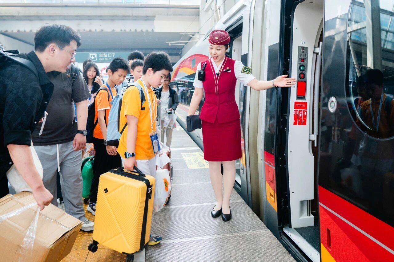 铁路部门为了一件事反复回应，而且后面的回应否定前面的回应，成都铁路局的回应否定1
