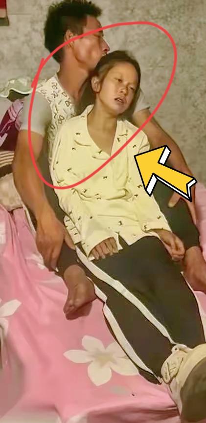 看得我鼻子酸。
才34岁的妈妈。
临走前1小时才拍上这辈子第一张全家福！
 
家