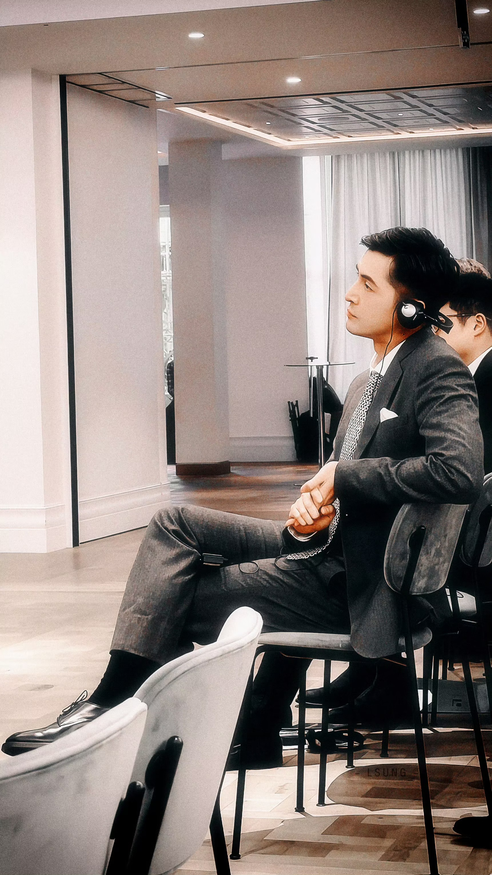 属于演员胡歌的这十年是：武汉凌晨深夜的星光✨  牡丹江腊月的风雪❄️  黄河路上