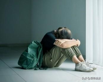 不容宽恕！12岁脑瘫女孩因为身体不好，遭到同学们的霸凌，大家都骂她瘸子，她为此心