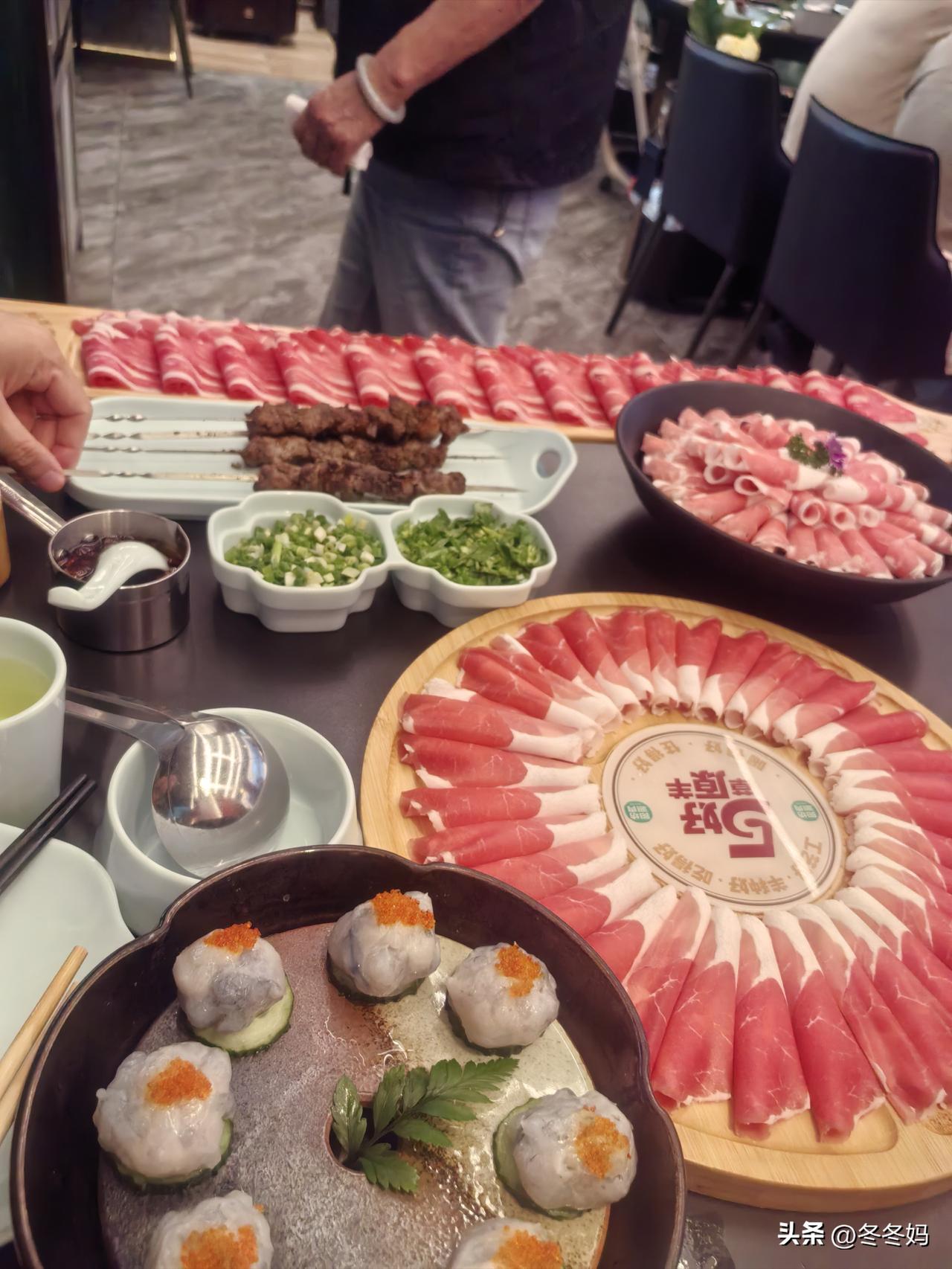 国庆家宴 记
    昨晚小马没回家，留宿在爸妈那儿。因为前一天闺女放学之后，公