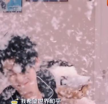 给王鹤棣打爽了被王鹤棣这期笑到！睡衣派对枕头大战玩超开，全程高能还自个儿飞出去，