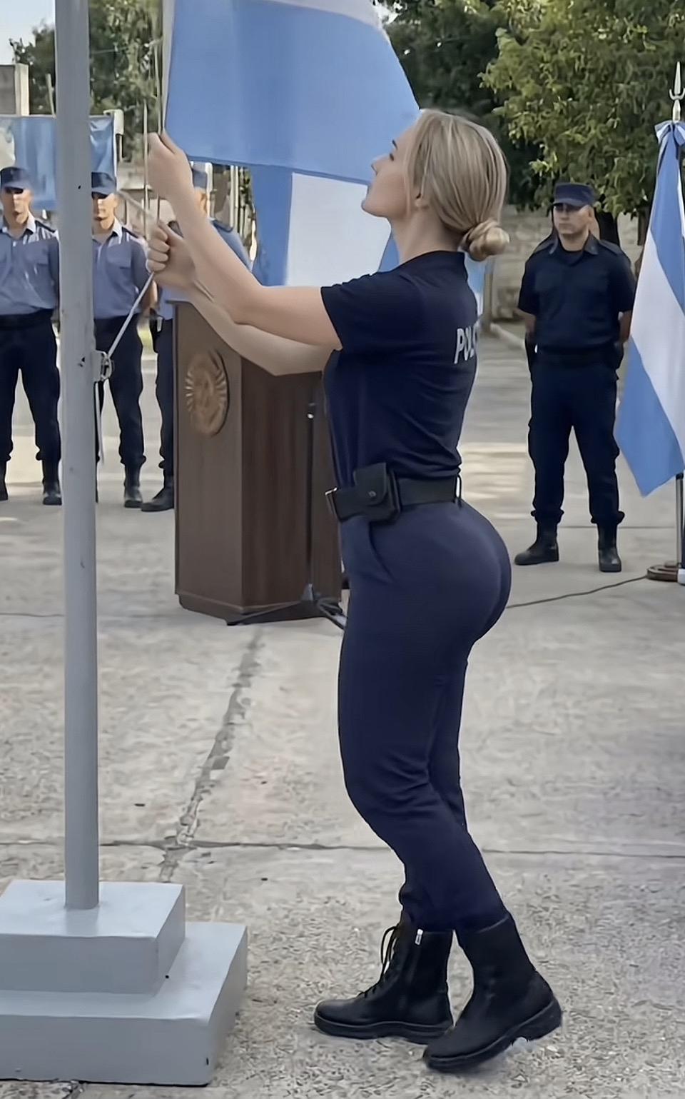 蓝白旗帜在晨光中扬起，
每一次拉绳都藏着庄重与力量。
警服在身，责任在肩，
以挺