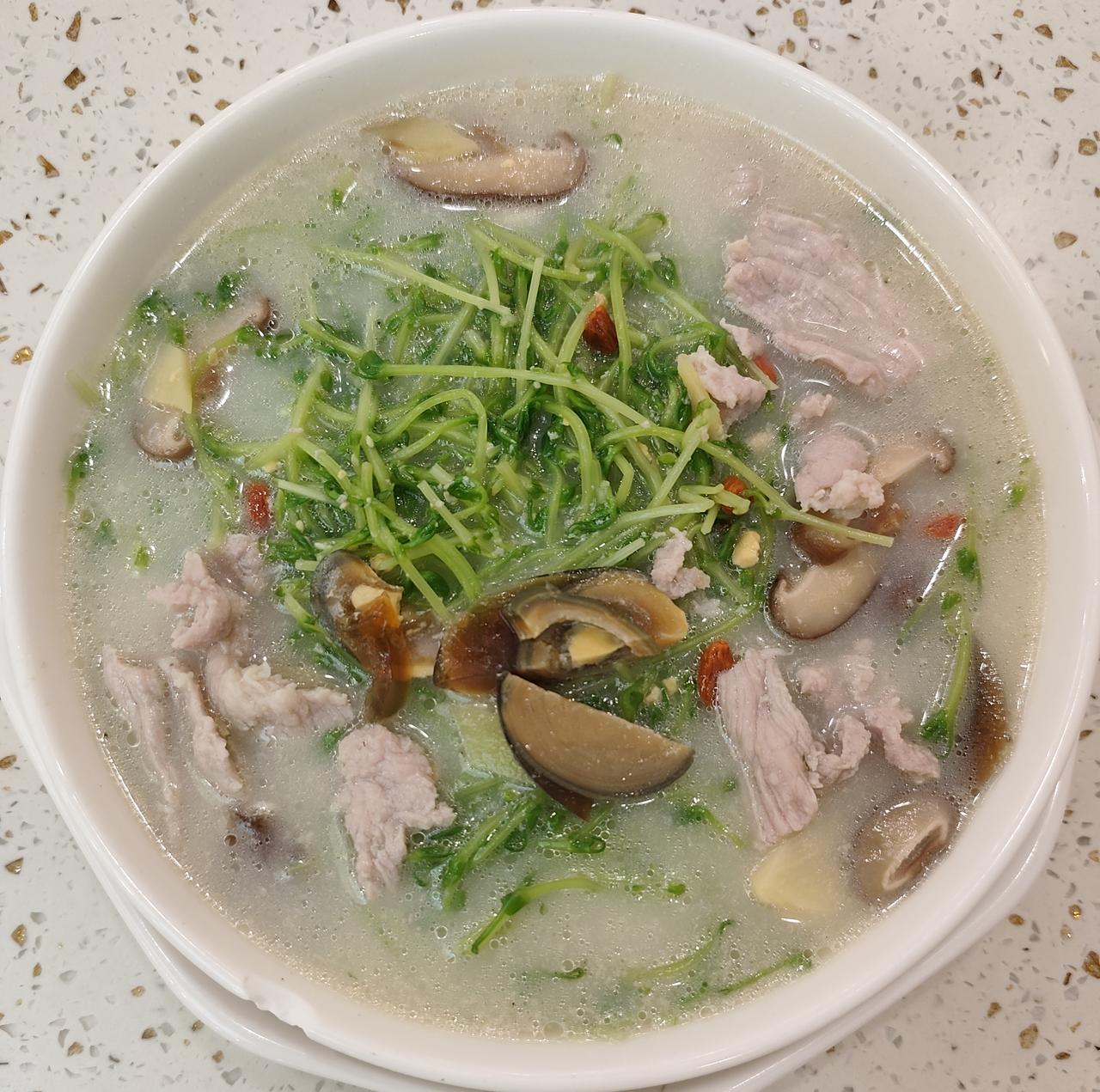 今天中午约朋友去饮茶，她非要点一个上汤豆苗，我说现在的上汤就是瘦肉，皮蛋，香菇片