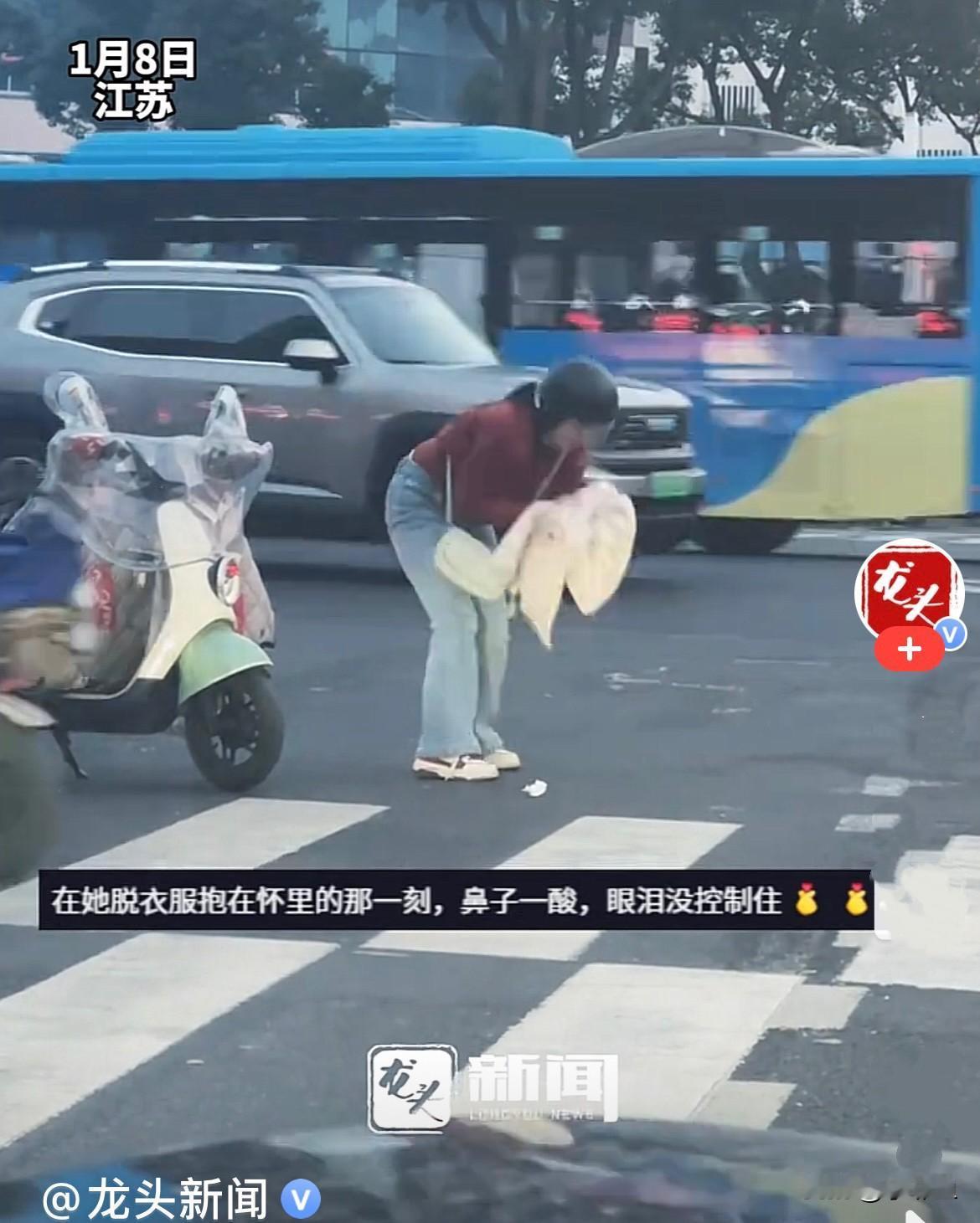 近日，江苏常州繁华的街道上，一只小黑猫拖着受伤的后腿，一瘸一拐的在车来车往的街道