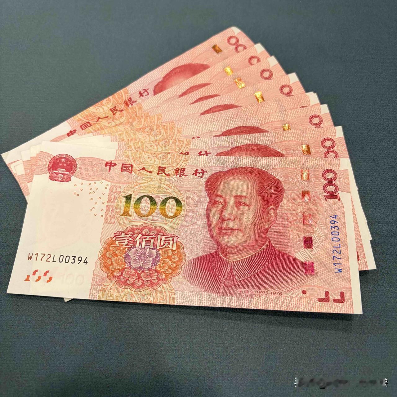 我手里现在有10000块钱现金，于是我开始纠结了。

前几天雪宝过生日，我妈心疼