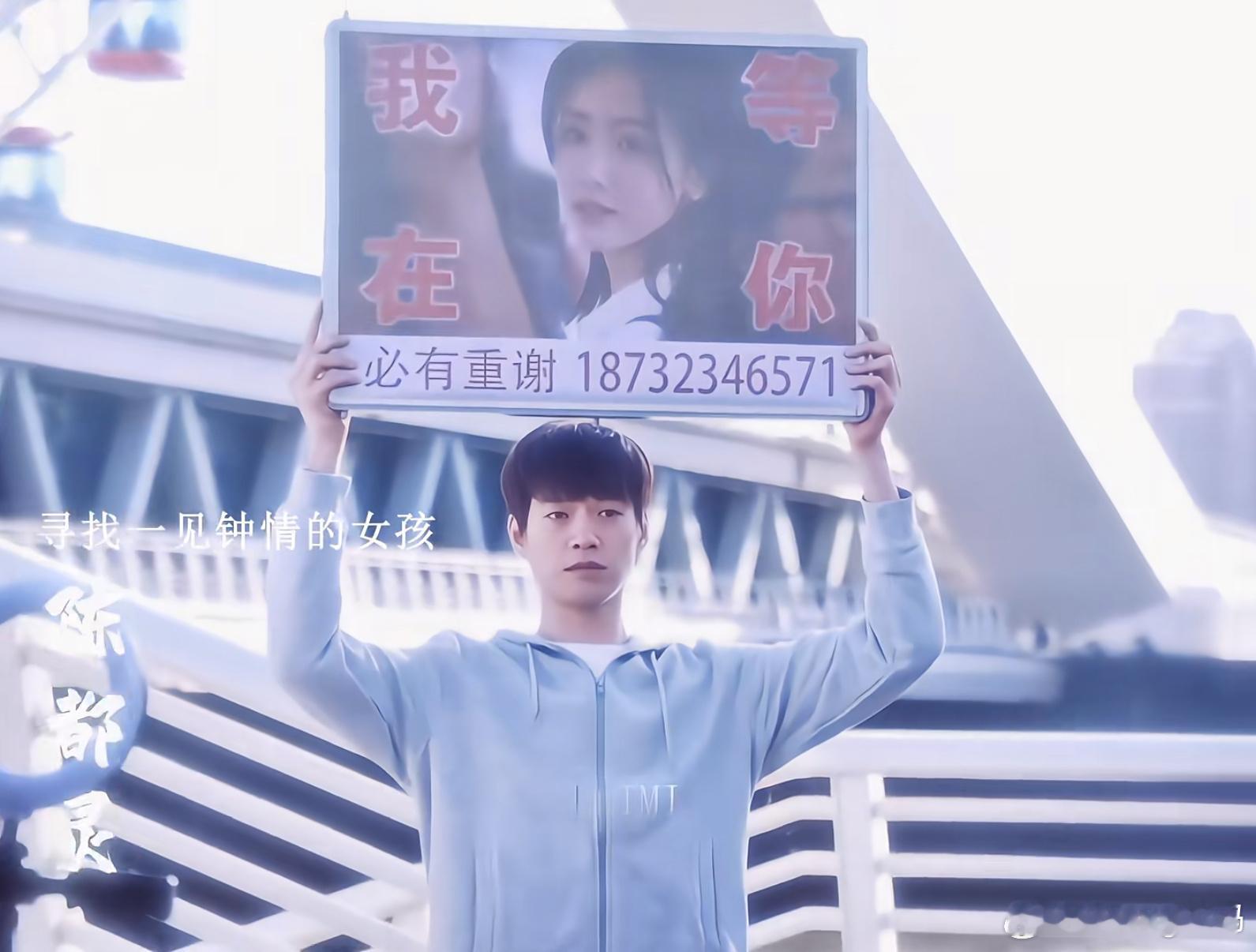 男子抱含奶嘴婴儿乞讨自称寻妻这不像是那个电影桥段吗？男子装深情找失踪女友路人不知
