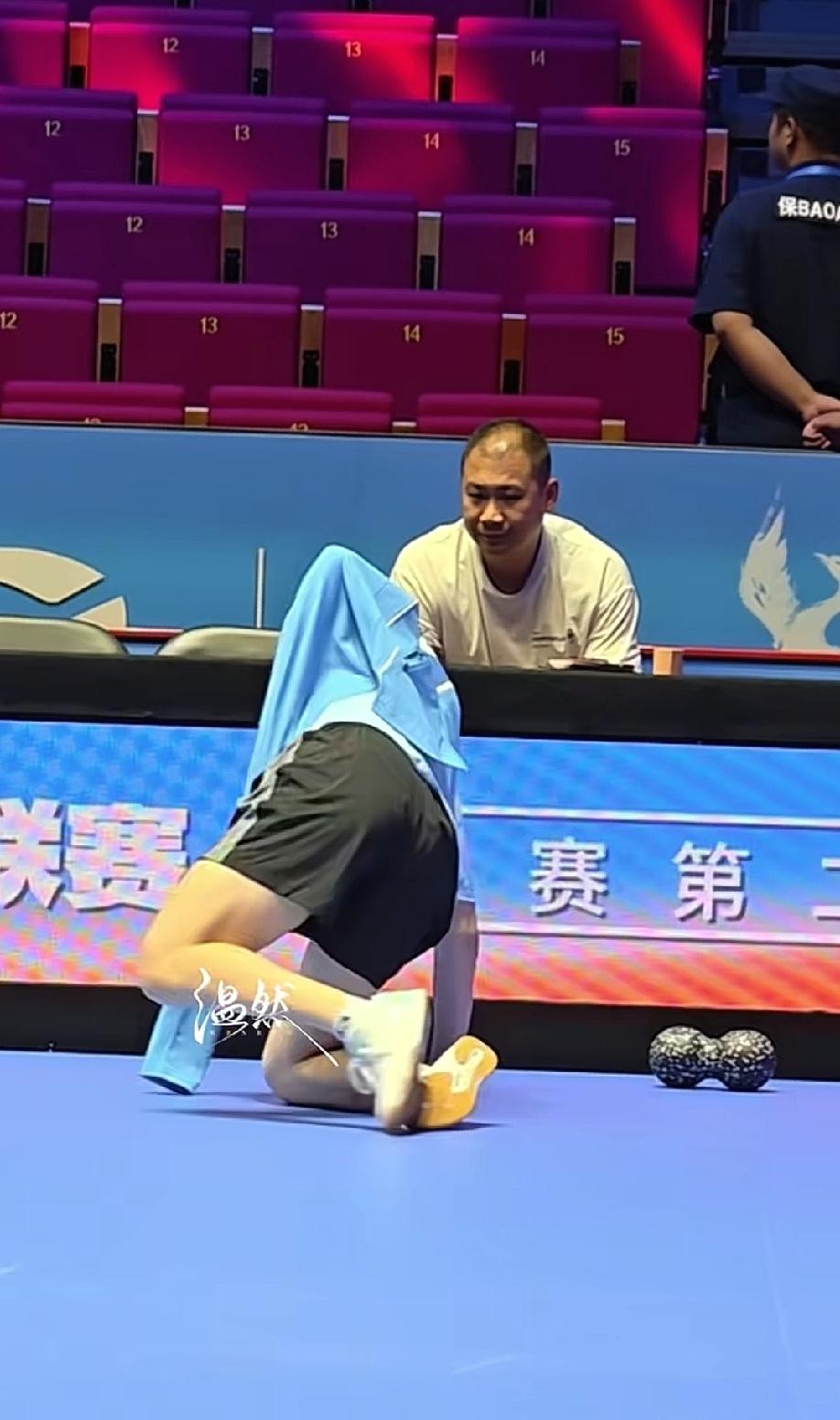 温瑞博太搞笑了，这副画面出洋相了。
这是刚从地上睡醒爬起来吗？睡意朦胧，起身动作