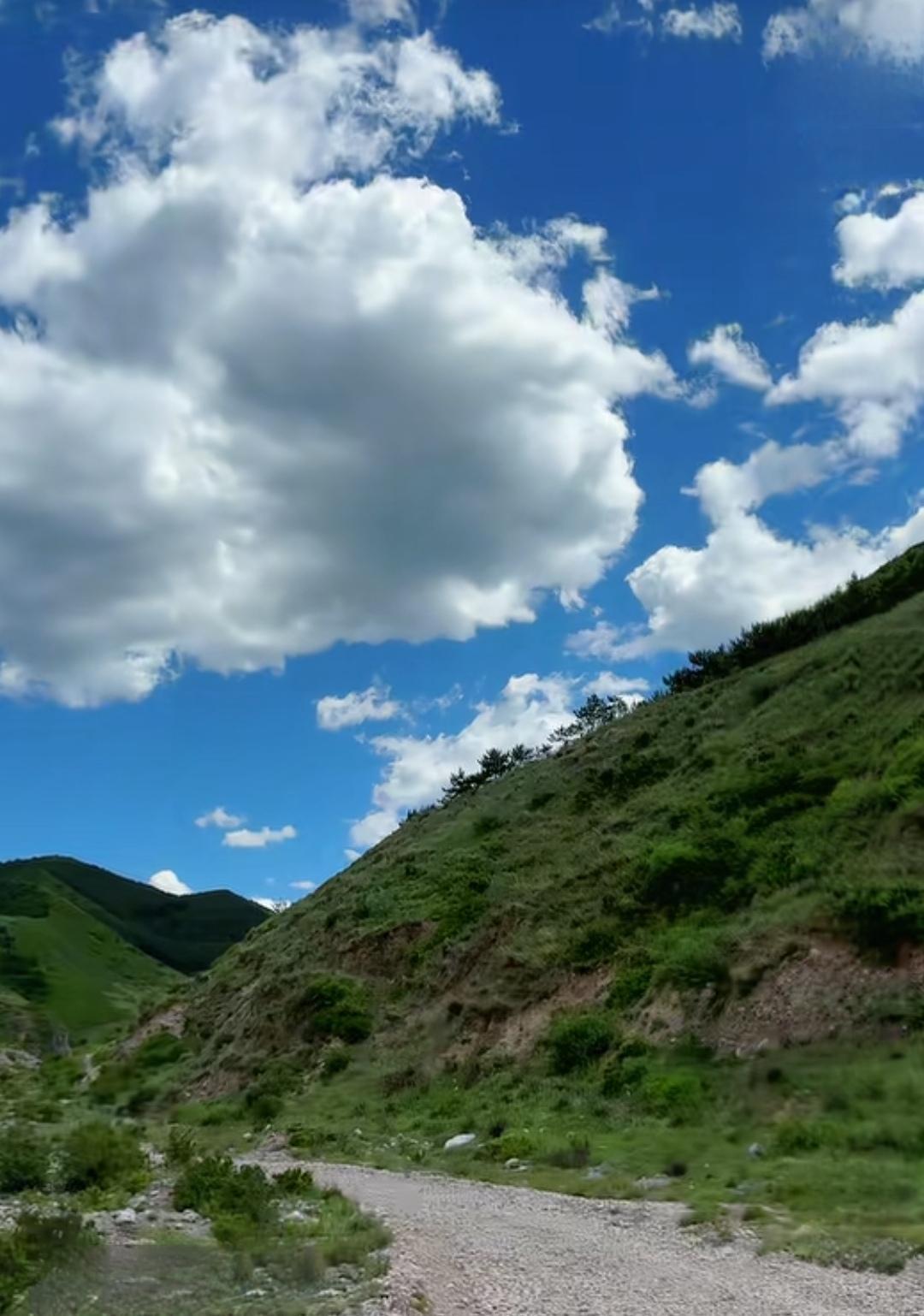 ＃蓝天白云分享一张随手拍的美景＃
    这是我随手拍摄的一张蓝天白云美景照片，