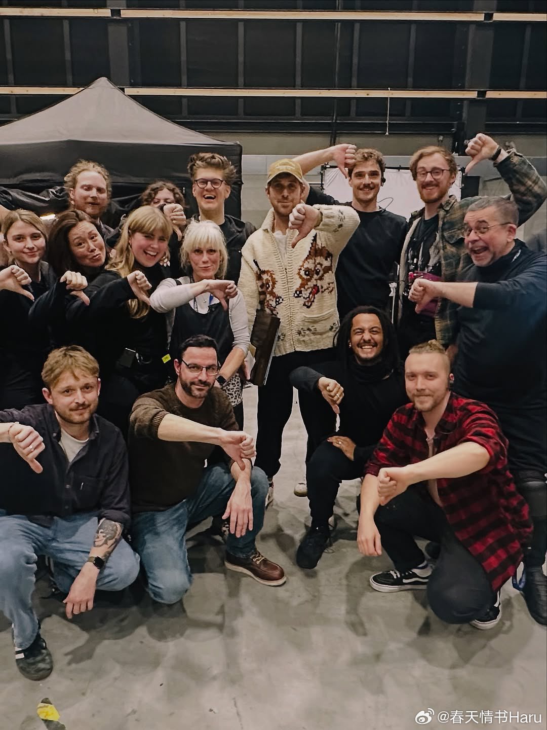 瑞恩·高斯林和《挽救计划》中Rocky幕后团队成员的合影，顺便分享下Rocky制