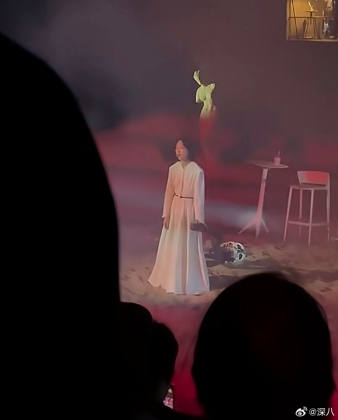 周冬雨昨天晚上的话剧最新表演 周冬雨话剧最新表演 周冬雨昨天晚上的话剧最新表演，