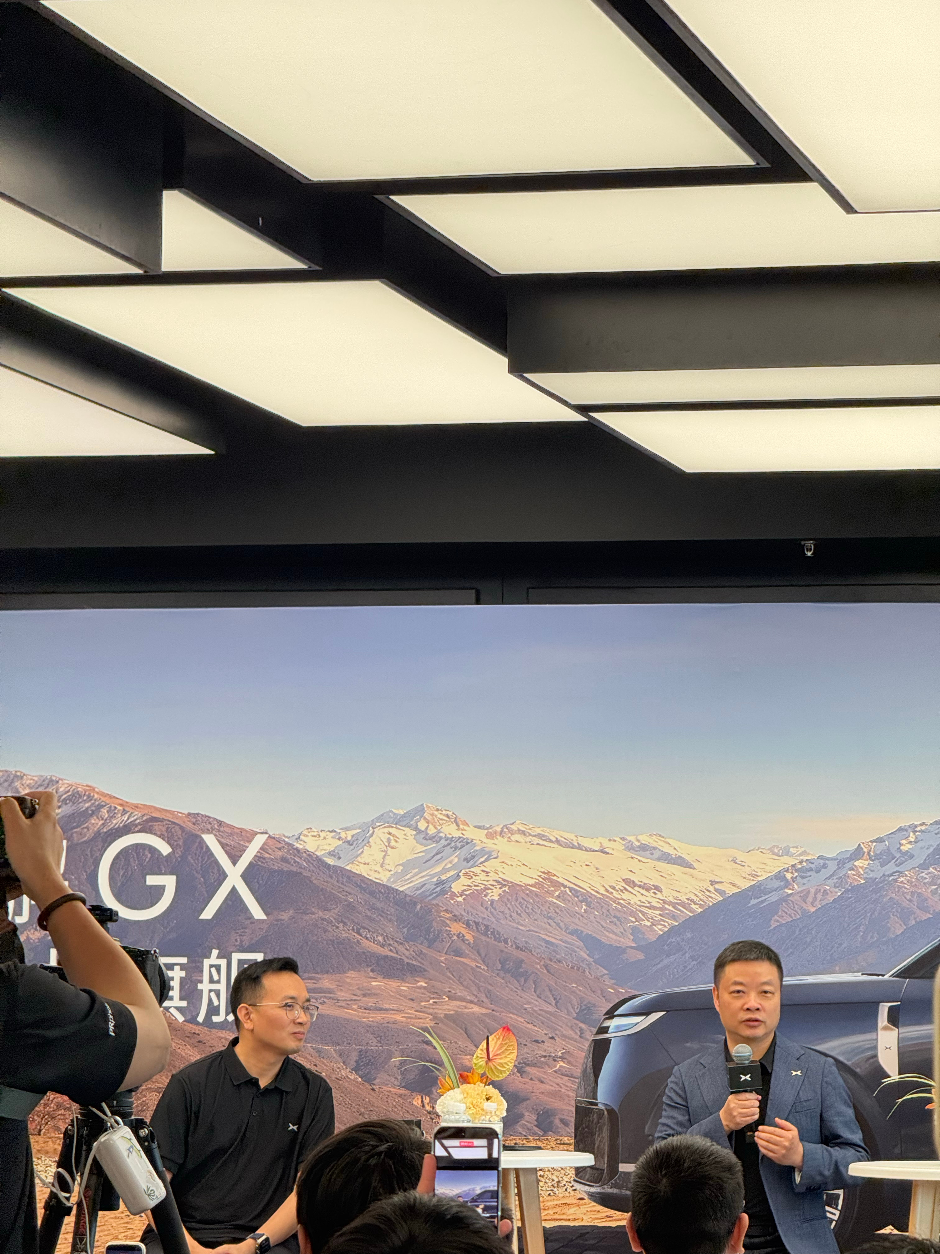 问了大师兄个问题：“他买了小鹏GX哪个配置，朋友们买的多吗？”何小鹏：我买了两台