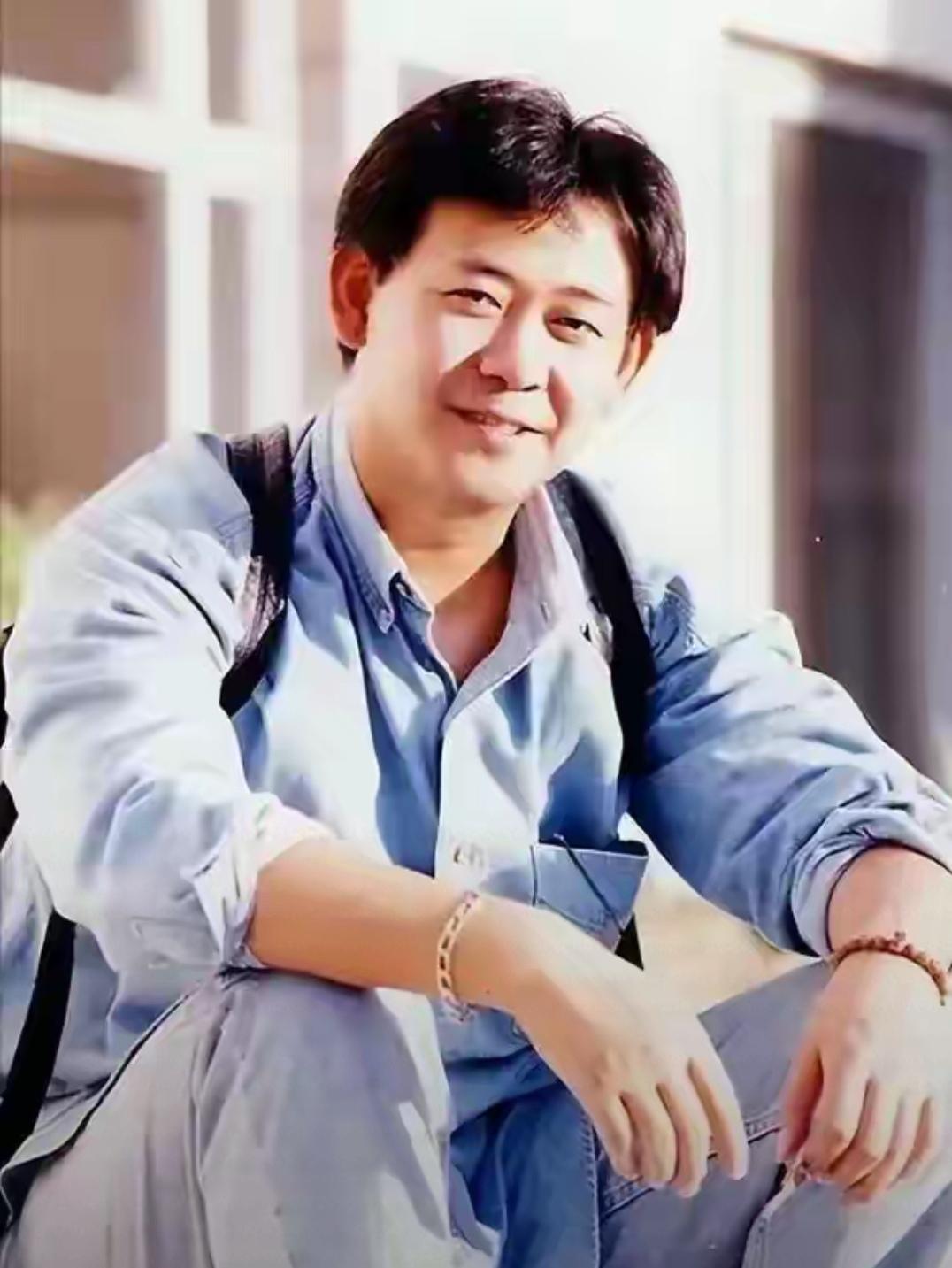 姜武长的一脸厚道，他的为人跟相貌高度一致，他跟刘欢一样，认准一个女孩，便不顾家人