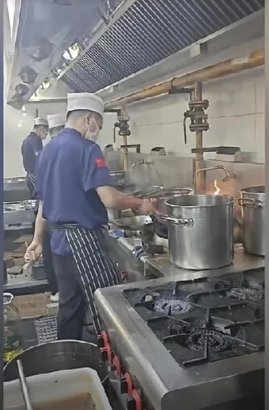 这一波又被张兰装到了。

西贝直播，麻六记icon也直播，

西贝后厨用电磁炉安