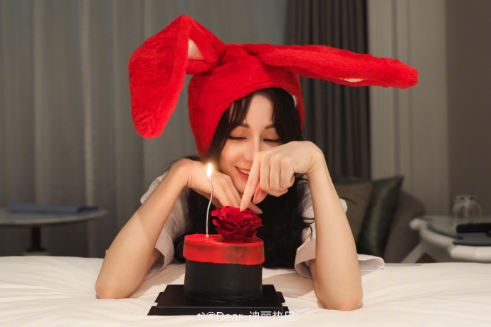 【#迪丽热巴晒33岁生日照#】刚刚，发文，晒33岁生日照：呼！[兔子]今天我过生