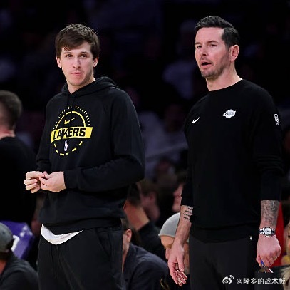 雷迪克：“这是里夫斯职业生涯第一次单场多次打成3+1。赛后我跟他说，哈登生涯有1