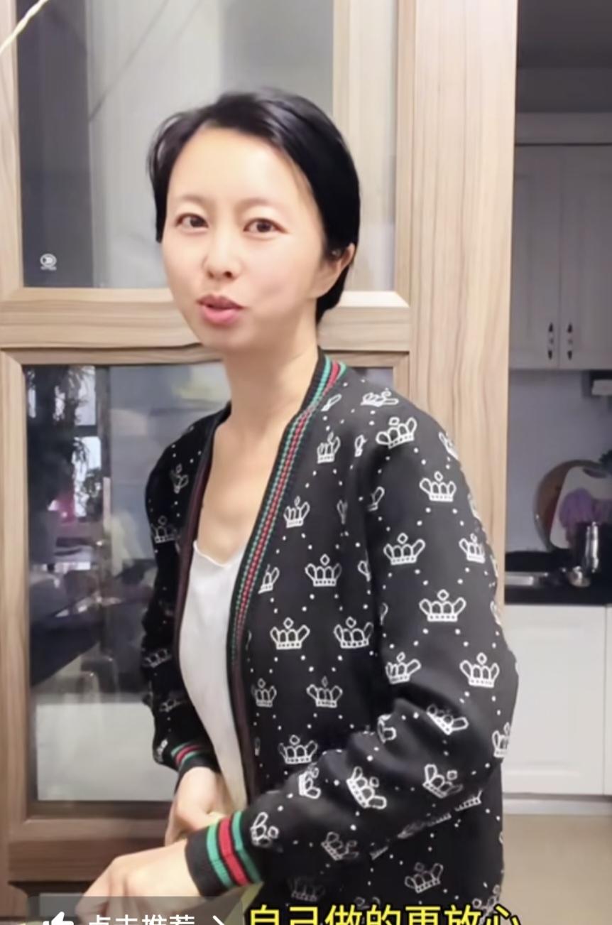 9月21日，田静更新短视频。一身素雅衣裳，头发盘起，看上去文静又淑女。
 
视频