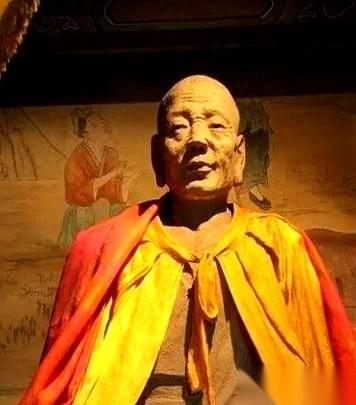 1996年，山西绵山正果寺出了桩怪事：一个村民在佛像边打了个盹，醒来却发现自己“