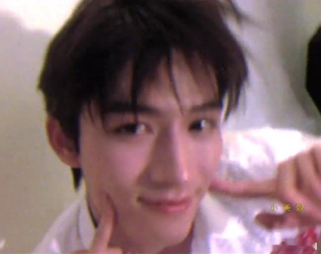#王星越喝酒后更会卖萌了##吴谨言说王星越太像女娃娃了# 吴谨言说王星越太像女娃