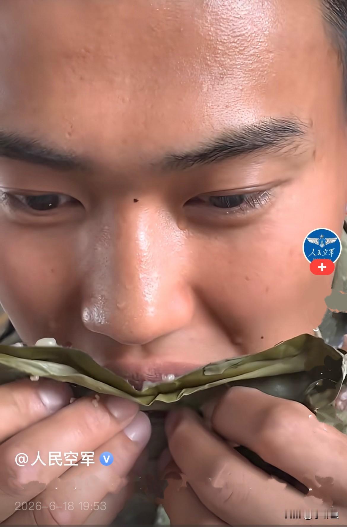 今天端午，刷到一段特别戳心的军营画面，看得我瞬间红了眼眶……
        空