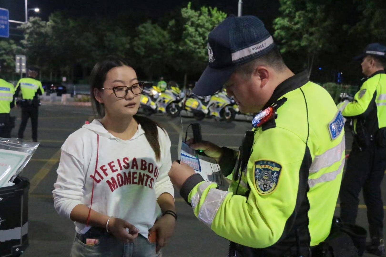 严查飙车炸街 兰州交警为夏夜降噪兰州交警严查飙车炸街        连日来，兰州