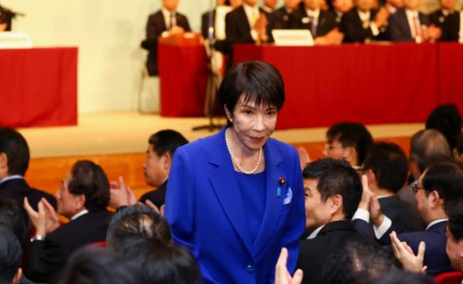 身处政坛核心圈层的人物，一举一动都经过团队反复推演，每一个公开亮相的姿态，都服务