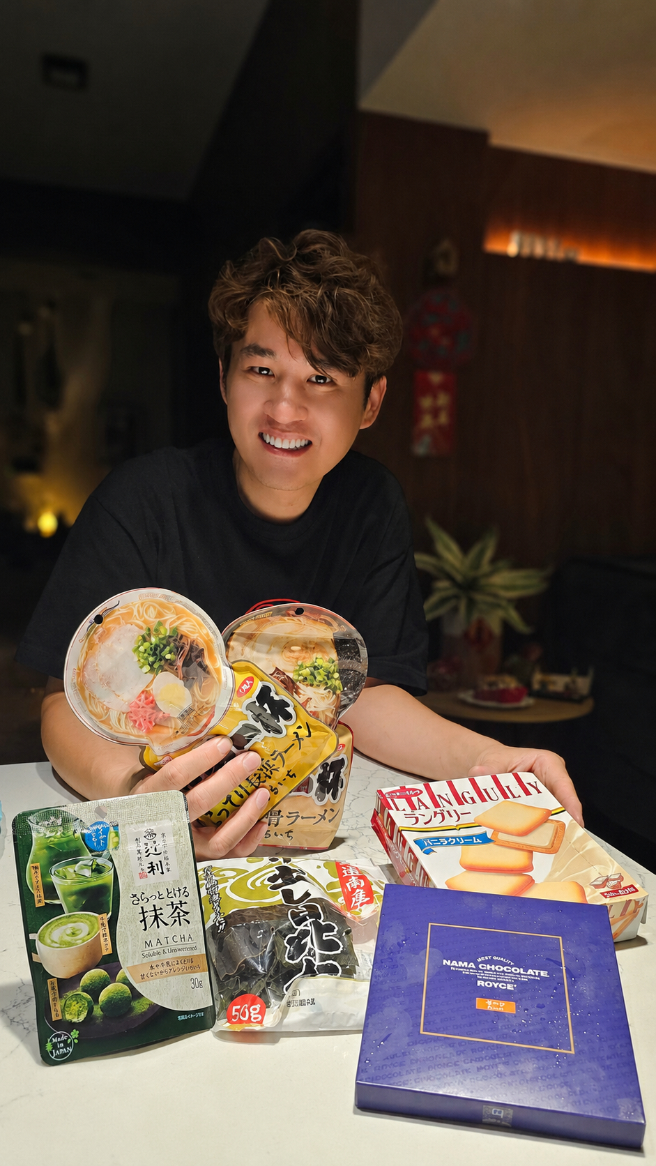 今晚快十點,Ricky 打烊後特地來,帶著從日本帶回來的伴手禮,心意滿滿,真的很