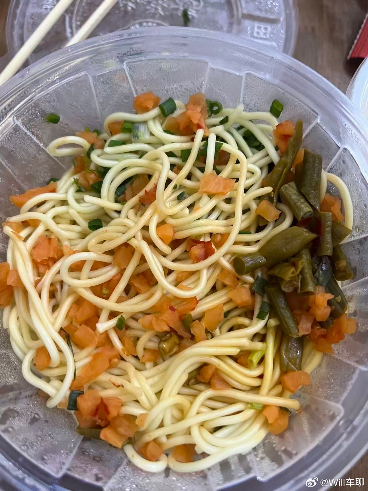 武汉过早，武汉人最爱吃的热干面。现在热干面的芝麻酱有两种风格，一种是最大众的黄酱