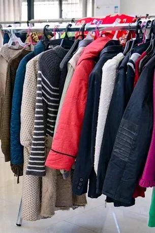 听到一件三观炸裂的事：
两个年轻女艾滋病患者，
去一家商场服装店闲逛，
她们俩不