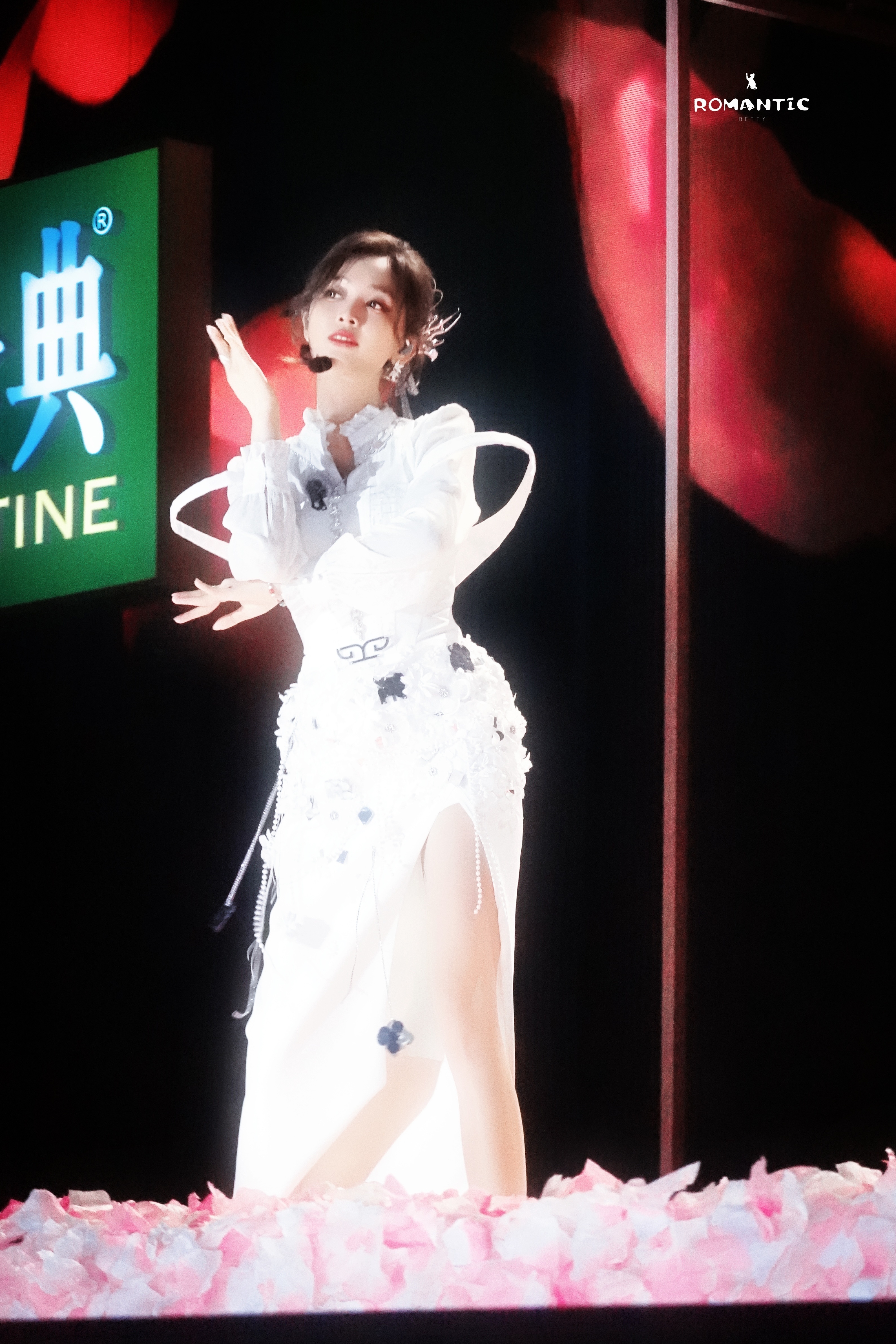 吴宣仪四公饭拍好美！ ​ ​​​