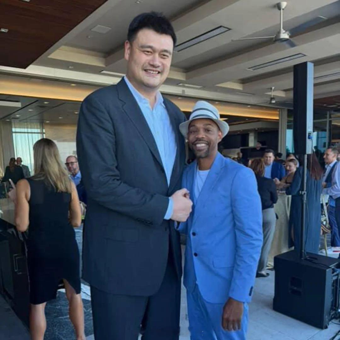 和大姚合影的这位，还有人能认出来是谁吗[doge]金秋观赛季新赛季篮不住 ​​​