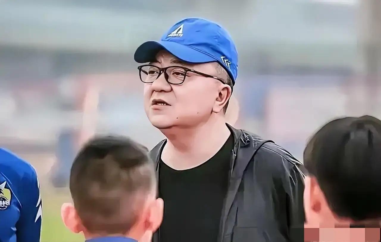 董路的小将孙臣曦，其与董路及中国足球小将团队从深度绑定到彻底反目，是青训理念分歧