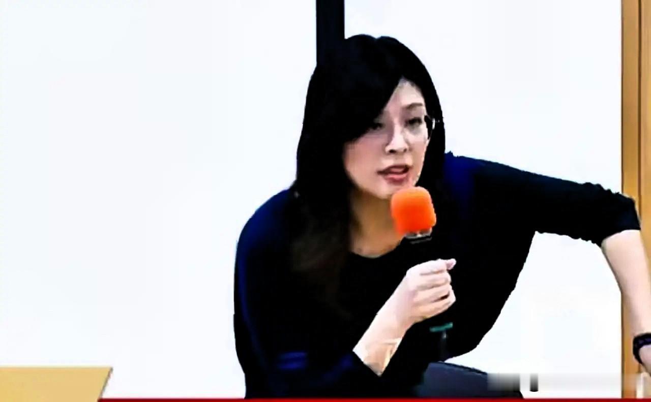 郑丽文可怕的不是他当国民党主席，最可怕的是她的演讲能力。
每每都是全程脱稿，这样