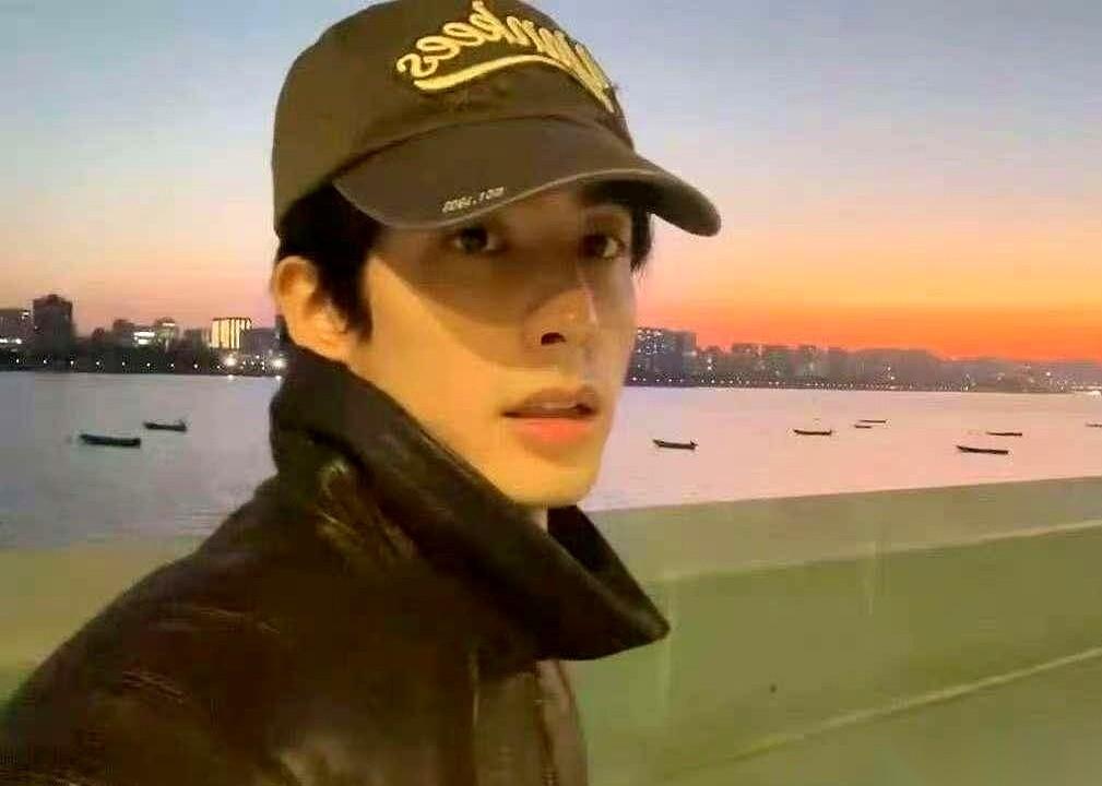 我真的要被杭州那个姐妹笑死了。
在公园里溜达，看见一个戴着帽子、身形巨挺拔的小伙