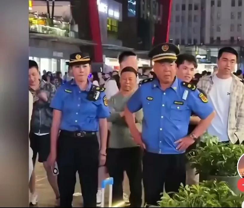 现在的主播真是遍地都是，把城管整懵逼了都，他们不尴尬吗？