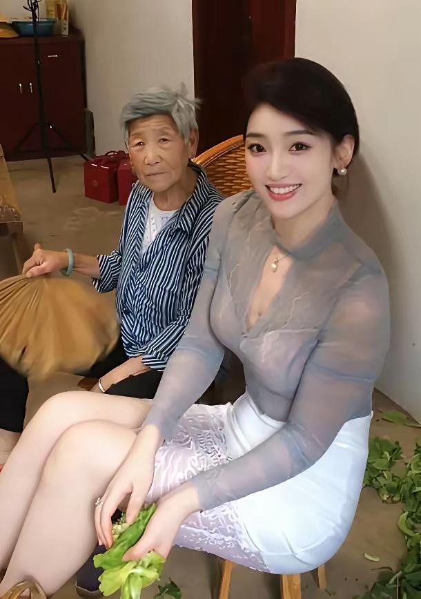 小时候去姥姥家猫冬，那日子别提多带劲了。在炭火里埋上土豆和地瓜，烤得外皮焦香，内