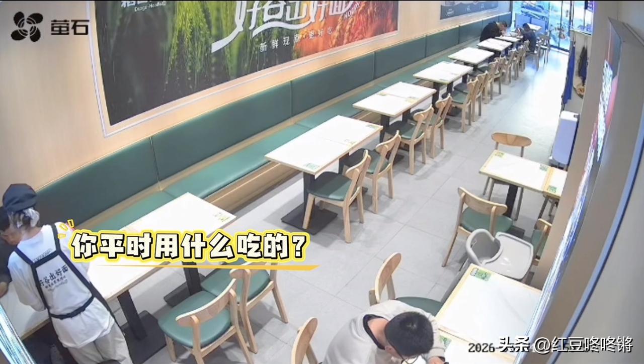 宿迁，一位身患脑瘫的小伙慢慢挪进面馆。面做好端上桌，店员看他身子不受控地晃动，于
