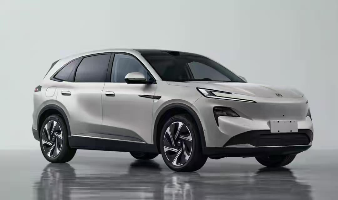 别克至境 E7 的大灯造型确实与丰田凯美瑞、丰田普锐斯很像。别克至境 E7 采用