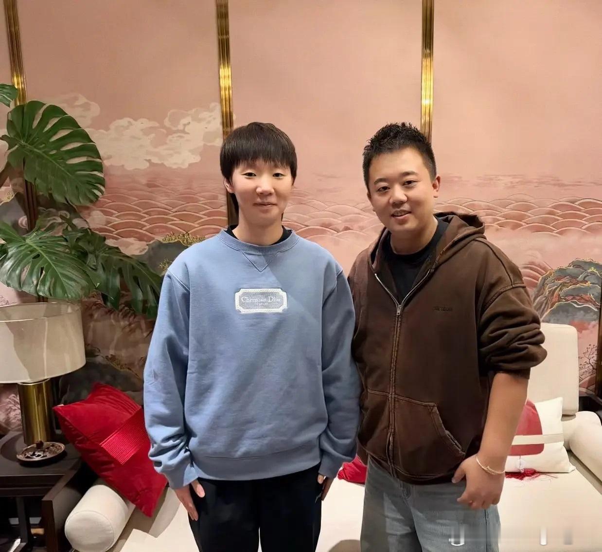 [摸鱼撸猫]王曼昱合影1p（顺毛又温柔又乖 ​​​